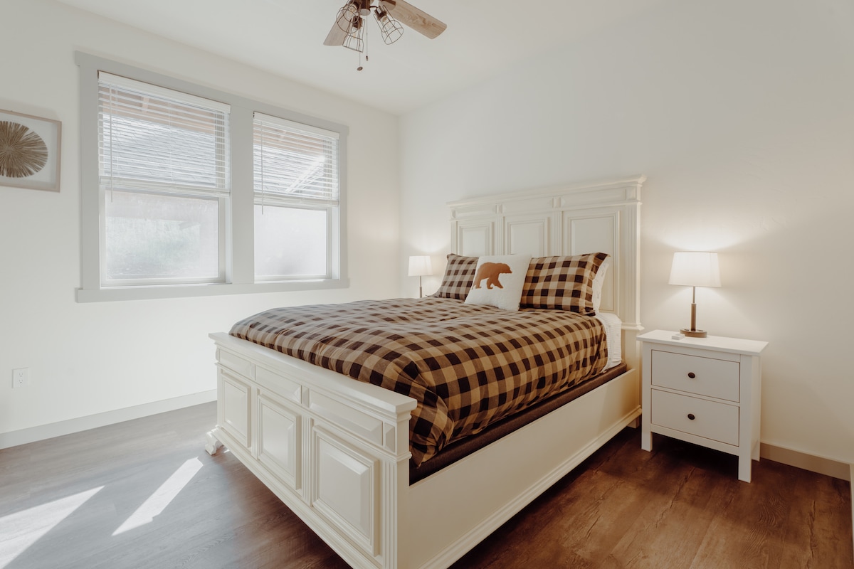 หลบหนีไปยังห้องนอนที่เงียบสงบแห่งนี้มีโครงเตียงสีขาวคมชัดเครื่องนอนลายสก็อตที่อบอุ่นและแสงไฟอ่อนๆที่สร้างสถานที่พักผ่อนที่สมบูรณ์แบบ