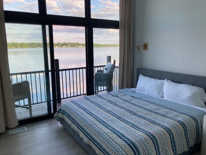 Porche privado, vistas al lago y baño adjunto. Cama tamaño king. 