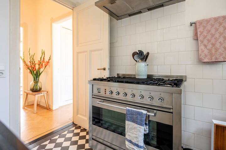 143 M2 – prime Location Amsterdam 2 Bed + Study gallery image 5