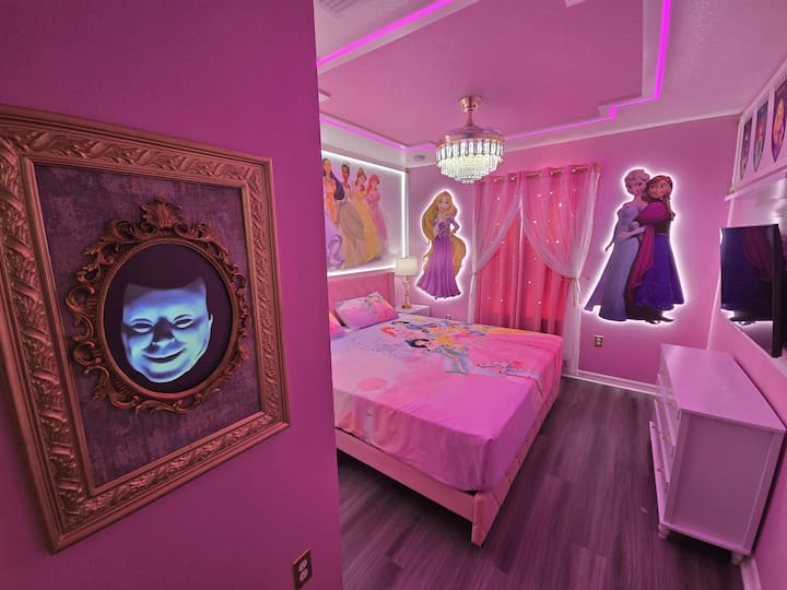 Kjo është dhoma më e bukur e gjumit në shtëpi, ku do të kesh përvoja të mahnitshme me princeshën më të bukur. LED magjik dhe muzikë me tematikë. Dhoma e gjumit ka një krevat dopio "queen", komodina, komodinë, dollap, ventilator tavani, televizor dhe banjë private