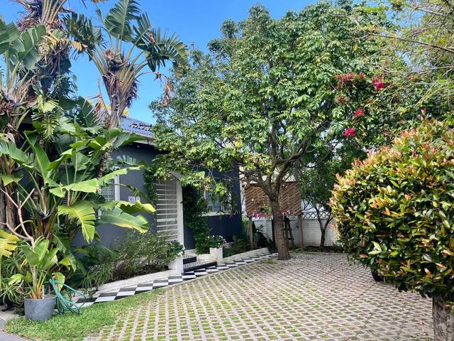 Stylish Convenient Cape Town Family Home gallery image 3