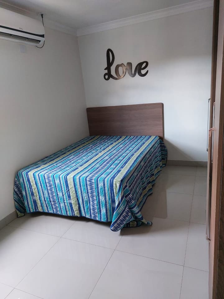 Dhomë pa disponueshmëri të ajrit të kondicionuar. 