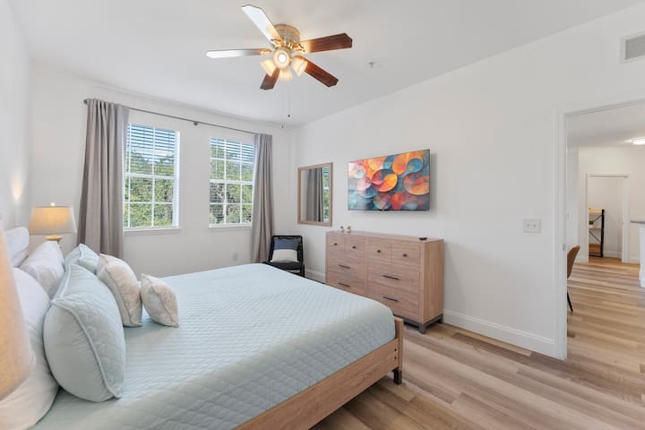 Suite principal con King  #Disney #Parks #Kingdom #Springs #poolhouse #Vacation #Rental #waterpark #davenport #Kissimmee #Orlando #universal #citywalk #legoland #shortstay #longstay