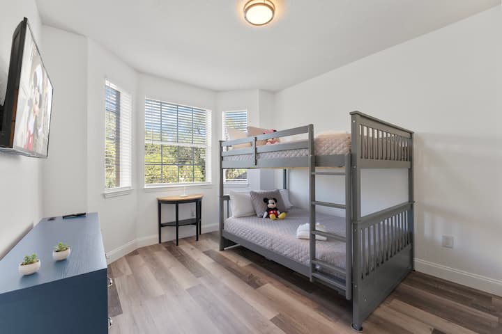 Segundo dormitorio con una litera individual #Disney #Parks #Kingdom #springs #poolhouse #Vacation #Rental #waterpark #davenport #Kissimmee #Orlando #universal #citywalk #legoland #shorttstay #longstay