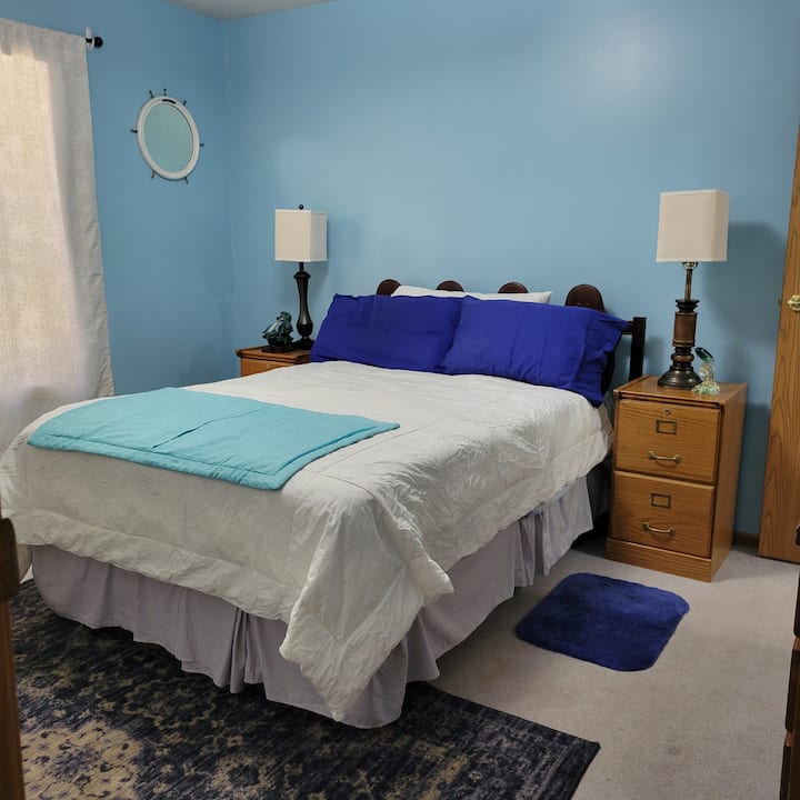 Disfruta de una noche tranquila en la habitación Blue Ocean. 
Cama tamaño completo con colchón de espuma viscoelástica. Se adapta a 2 adultos.