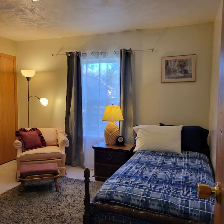 Pasa una noche cómoda en la habitación Sunset.  Perfecto para dos adultos o niños. 2 camas individuales con colchón de espuma viscoelástica para un sueño reparador.