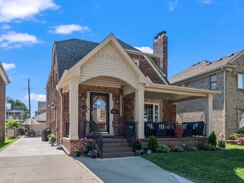 Dearborn's Comfort Cove: Entire Home