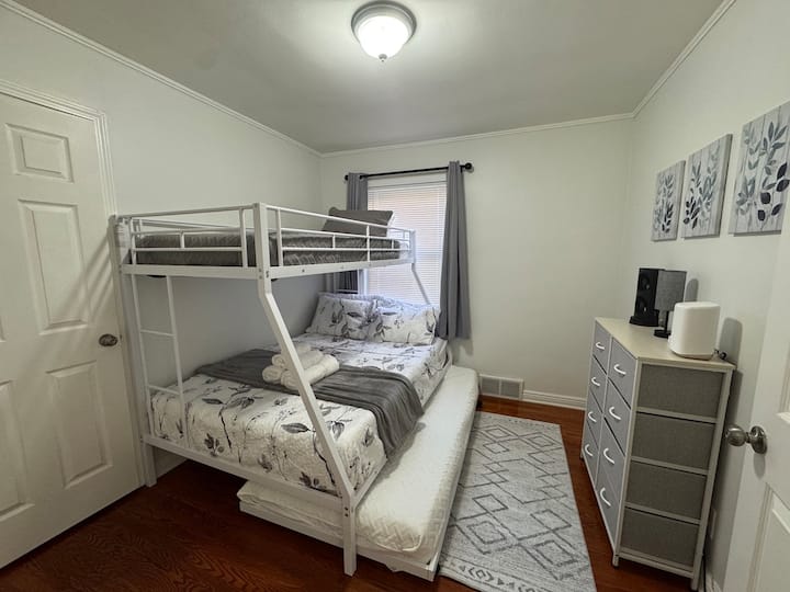 Spálňa 3: Dvojposteľ s poschodovou posteľou s oddelenými posteľami. 