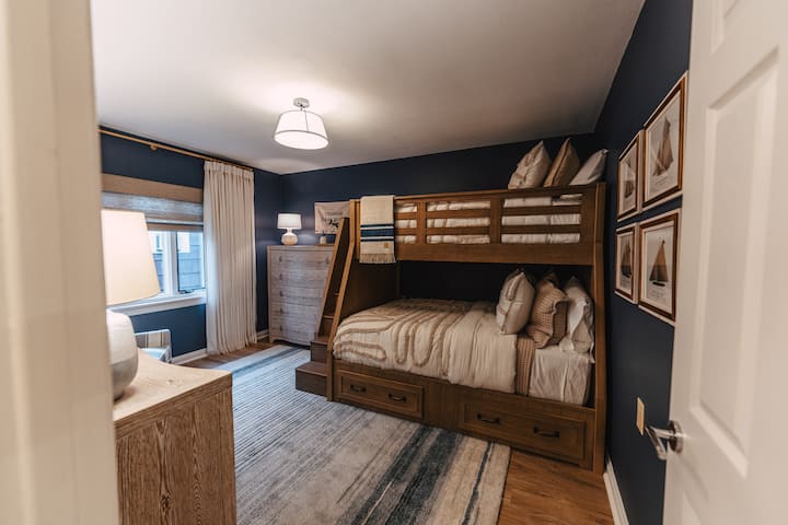 La suite n. 3 include una camera da letto spaziosa con un letto a castello unico.  Un letto singolo in cima, accessibile tramite scale, e un letto matrimoniale sul fondo. Può ospitare un adulto o i bambini hanno la loro stanza separata!