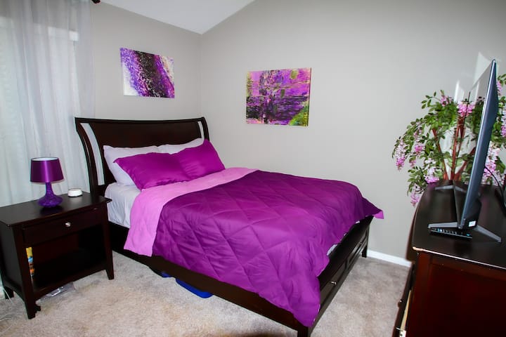 Საწოლი „Queen Size“. 4 ბალიში. Კომოდი და კარადა. გონიერი ტელევიზორი.