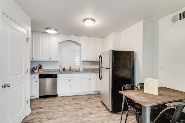 Centrally Located Cozy 2 Bd Apt Near Marathon Vlg!