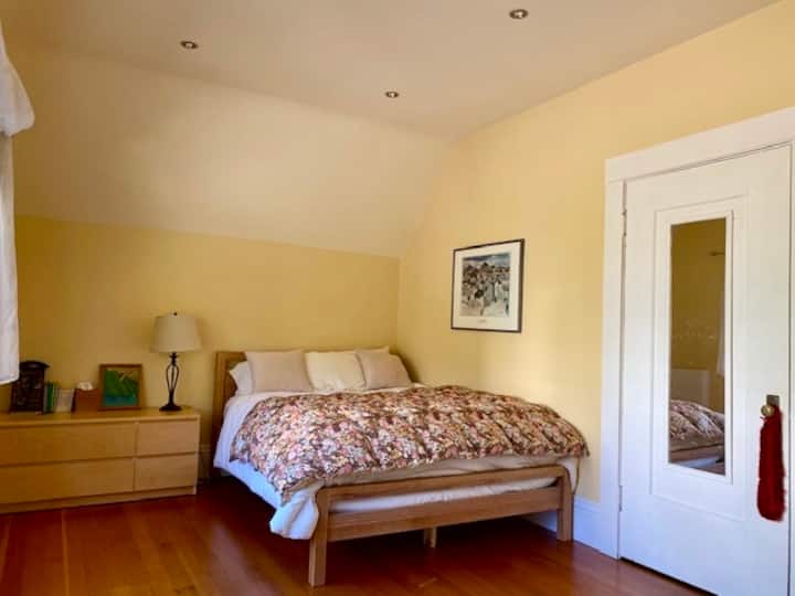 חדר שינה שלישי, קווין