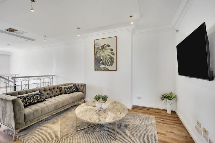 Brighton House w/ Pool gallery image 3