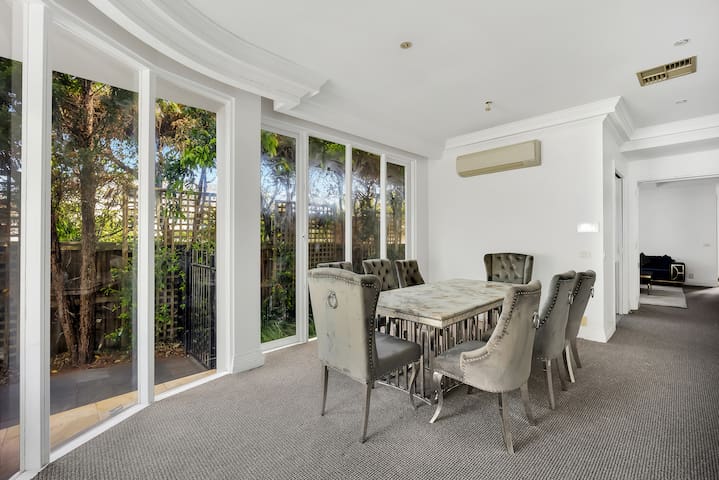 Brighton House w/ Pool gallery image 4