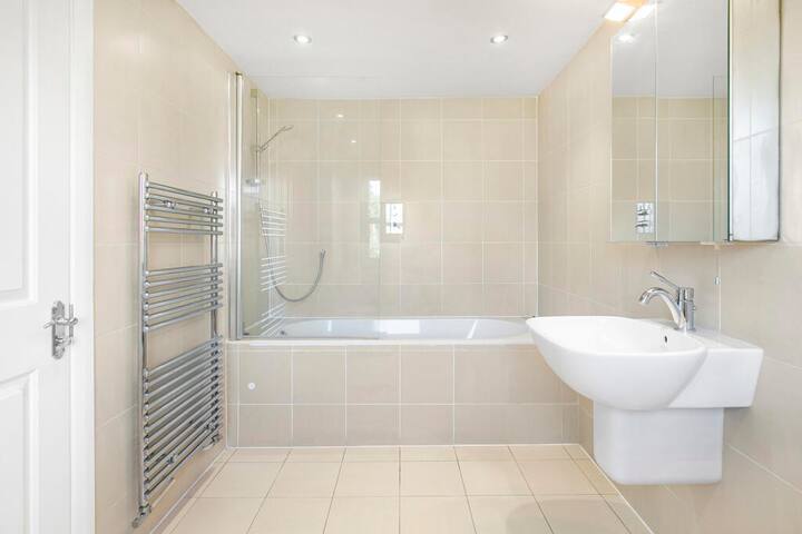 5-Bed Family Retreat in Chiswick gallery image 4