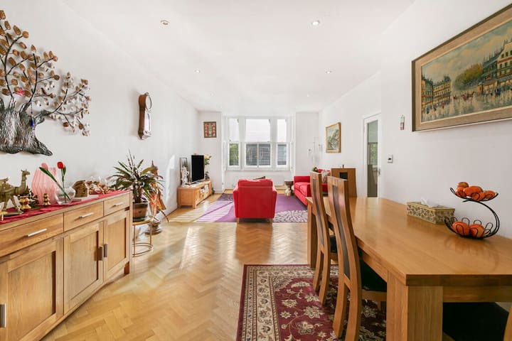 5-Bed Family Retreat in Chiswick