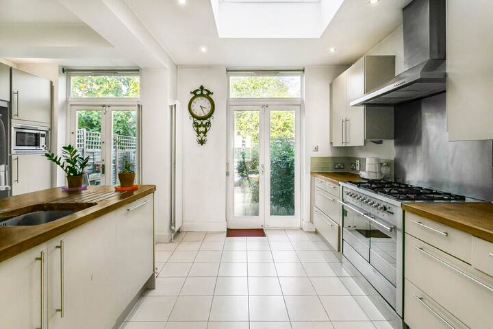 5-Bed Family Retreat in Chiswick gallery image 5