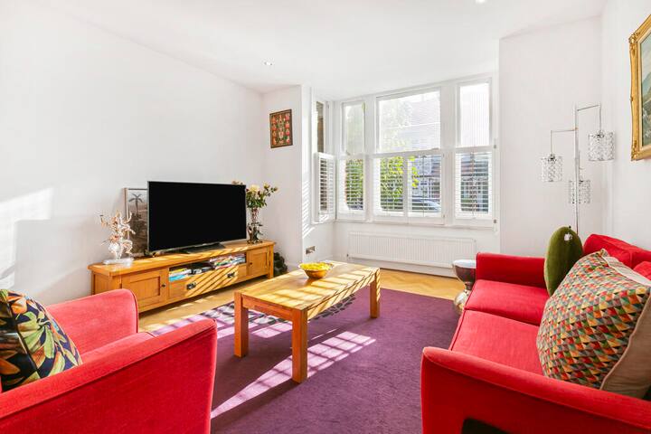 5-Bed Family Retreat in Chiswick gallery image 2