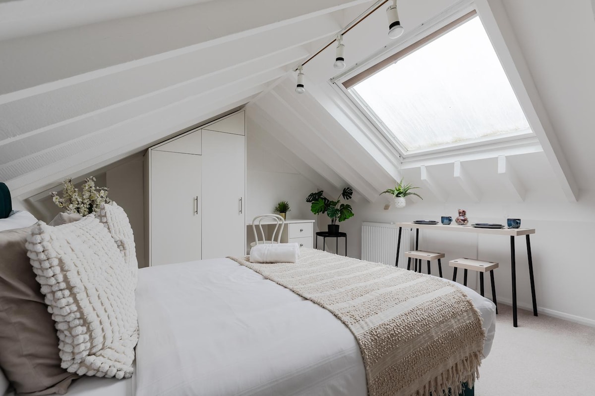 Skyview Double Room in Earls Court Apartments for Rent in Greater