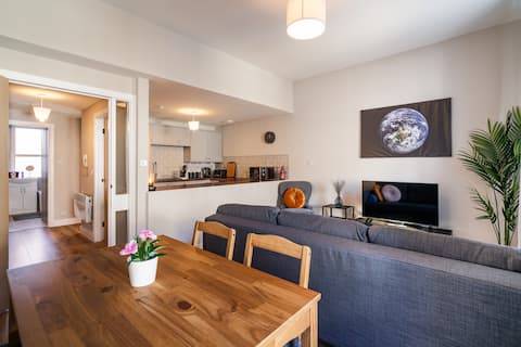 2 Bed Flat - Town Centre- by Holiday Homes