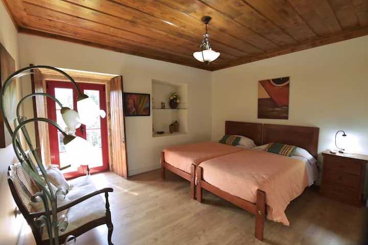 Apartmán s vlastnou kúpeľňou, moderným nábytkom a sprchou.