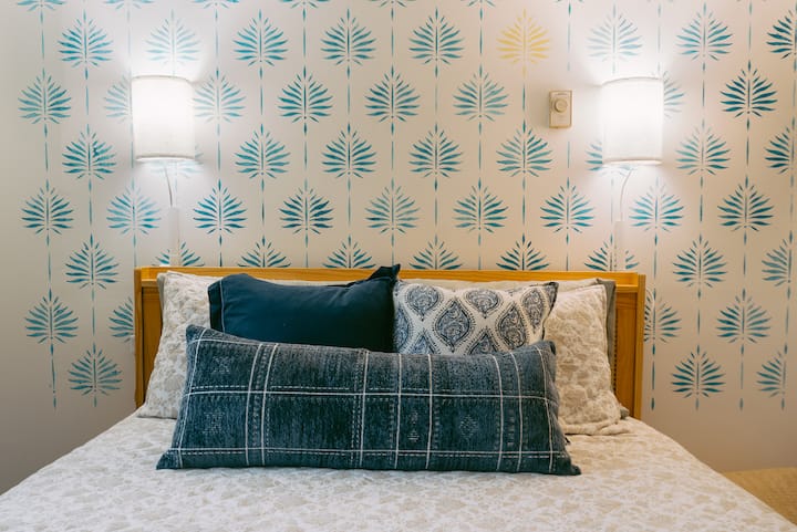 Wake up to tranquil forest views after a deep sleep on this queen trundle bed with a memory foam mattress. This bed has added flexibility with twin trundle tucked away if added sleeping space is needed. Use the blackout curtains for a peaceful sleep.