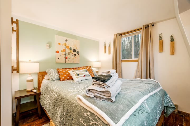 Find your perfect sleep setting in the Birch Room, featuring a customizable Sleep Number queen bed and tranquil views of the tree-lined yard