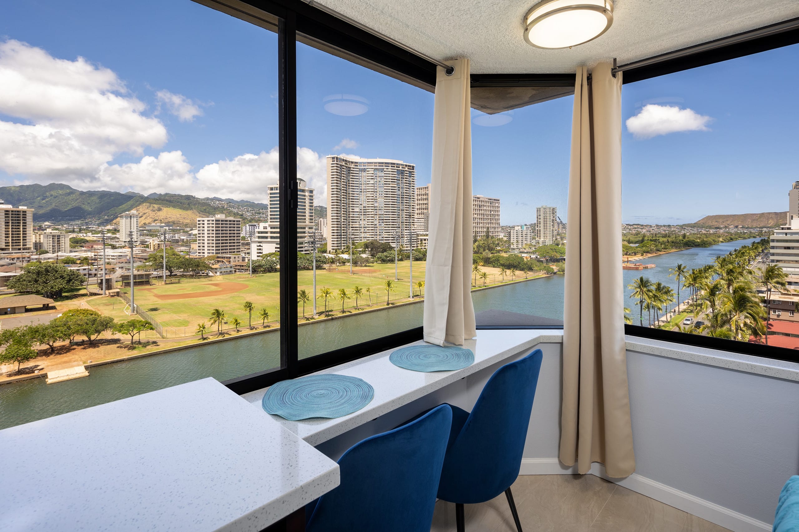 :1211 Hawaiian Palms: - Image 1