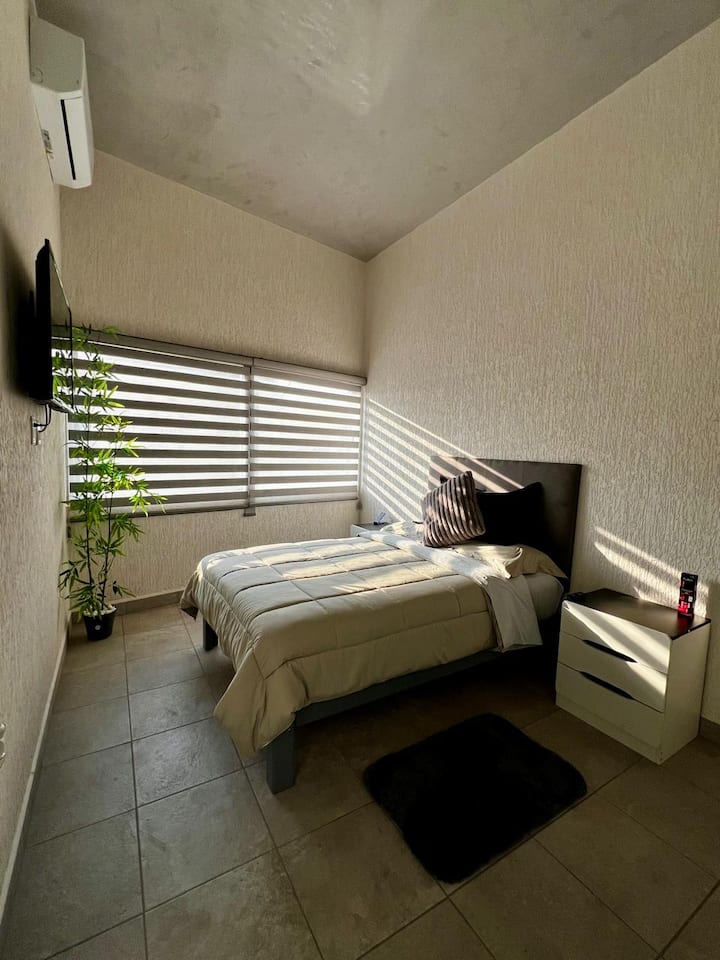 Chambre secondaire équipée de la climatisation, d'une télévision, et d'un grand placard pour votre confort.