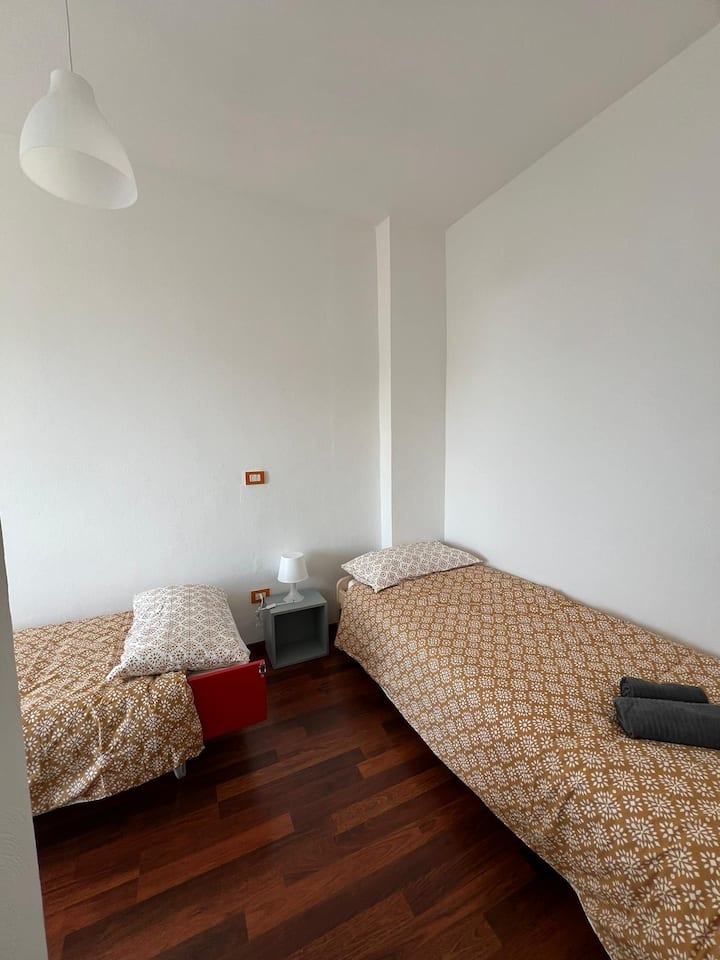 غرفة نوم بسريرين مفردين مقاس 80 × 195.