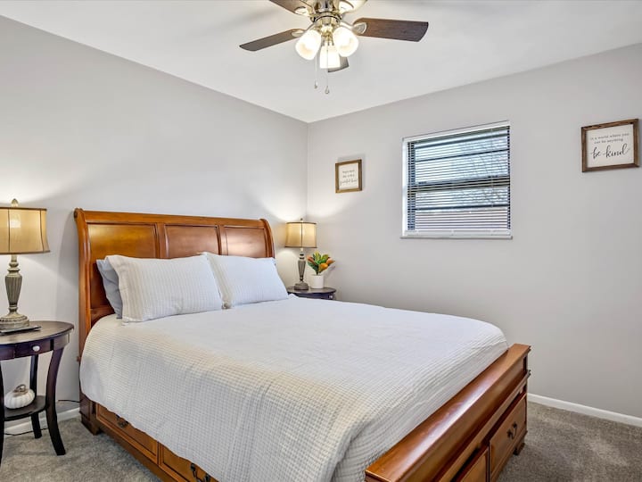 El segundo dormitorio cuenta con una cama tamaño queen y un amplio armario.