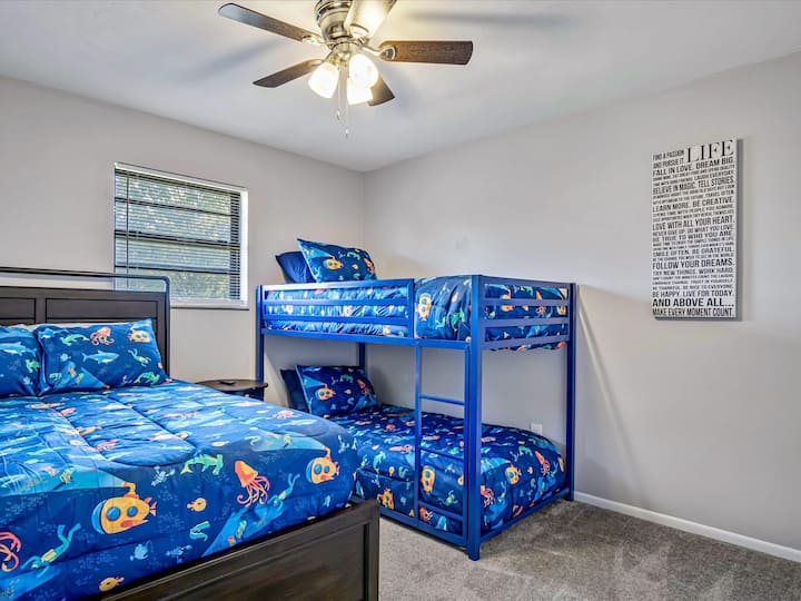 El tercer dormitorio cuenta con una litera doble, además de una cama de matrimonio separada.