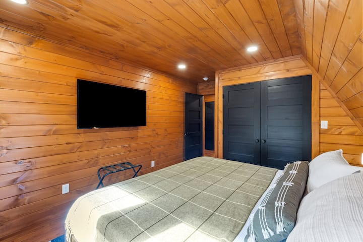 Პირველი სართულის საძინებელში არის დიდი ზომის საწოლი, დამტენი სადგურები, ბარგის საკიდი, დიდი კარადა, გარე ტერასაზე შესასვლელი და სმარტ-ტელევიზორი.