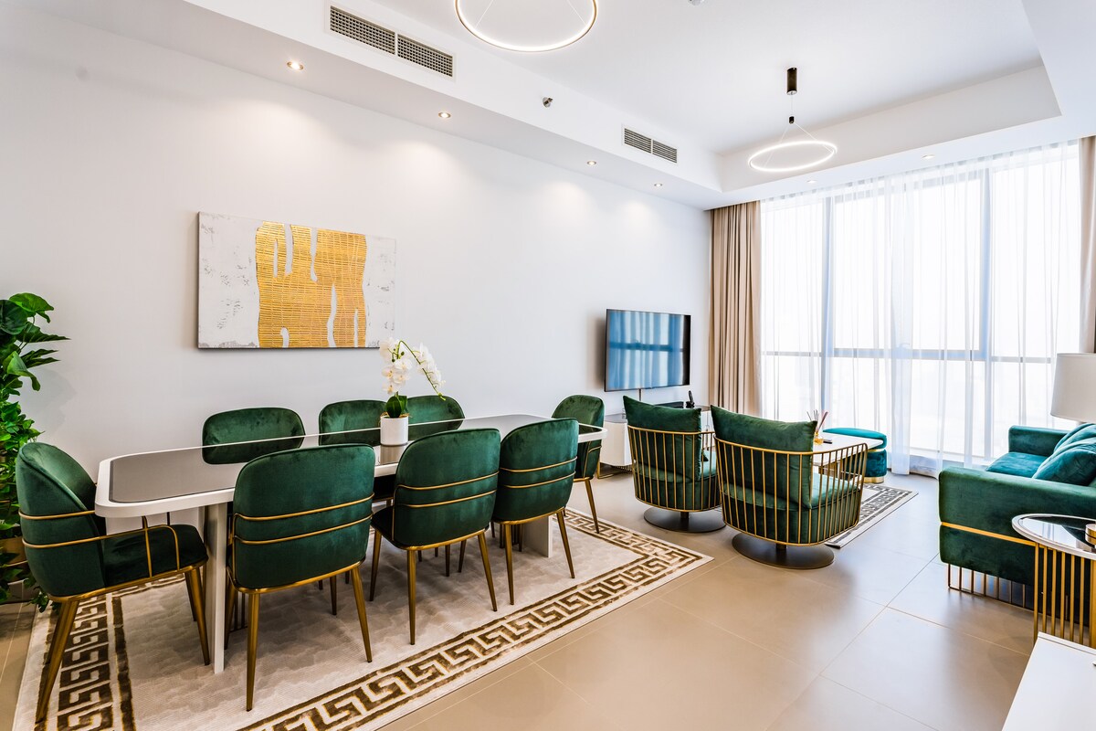 Top Airbnb: Lux High-Floor | Seafront, Skyline View, Pool, Gym in Al Mamzar