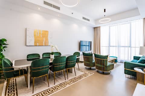 Top Airbnb: Lux High-Floor | Seafront, Skyline View, Pool, Gym in Al Mamzar