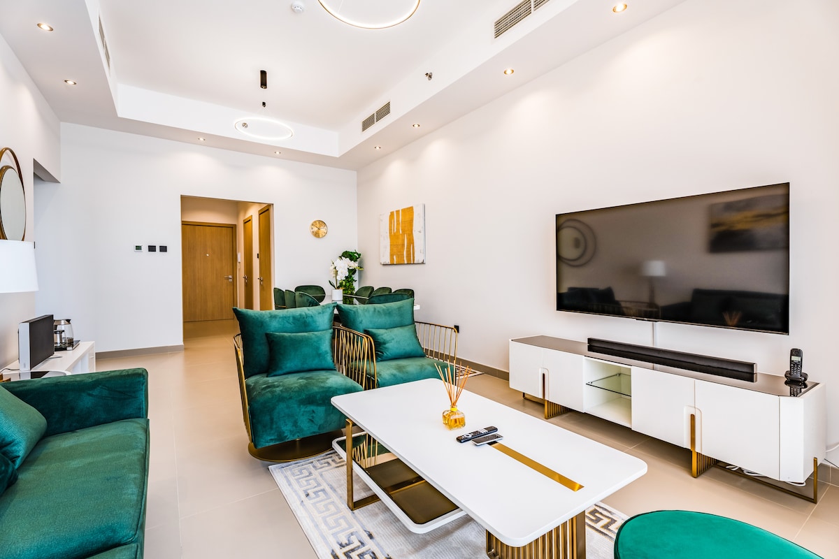 Top Airbnb: Lux High-Floor | Seafront, Skyline View, Pool, Gym in Al Mamzar