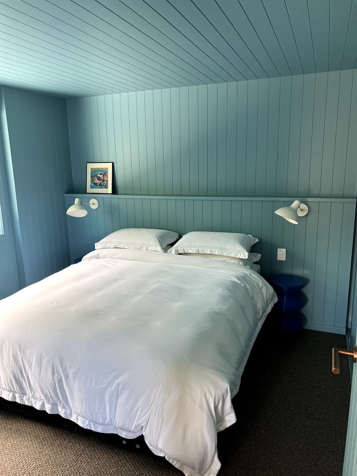 เตียงคิงไซส์
ม่านความเป็นส่วนตัวอ่อนนุ่มพร้อมม่านกั้นแยกต่างหาก
สร้างในตู้เสื้อผ้าที่มีพื้นที่แขวนมากมาย 
ผ้าห่มขนห่านที่อบอุ่นและมีน้ำหนักเบาด้วยผ้าฝ้ายลินินนุ่มๆ
พื้นพรมขนสัตว์พรีเมี่ยมนุ่มๆ
ขนาดห้องนอน 4 ม. x 3 เมตร
