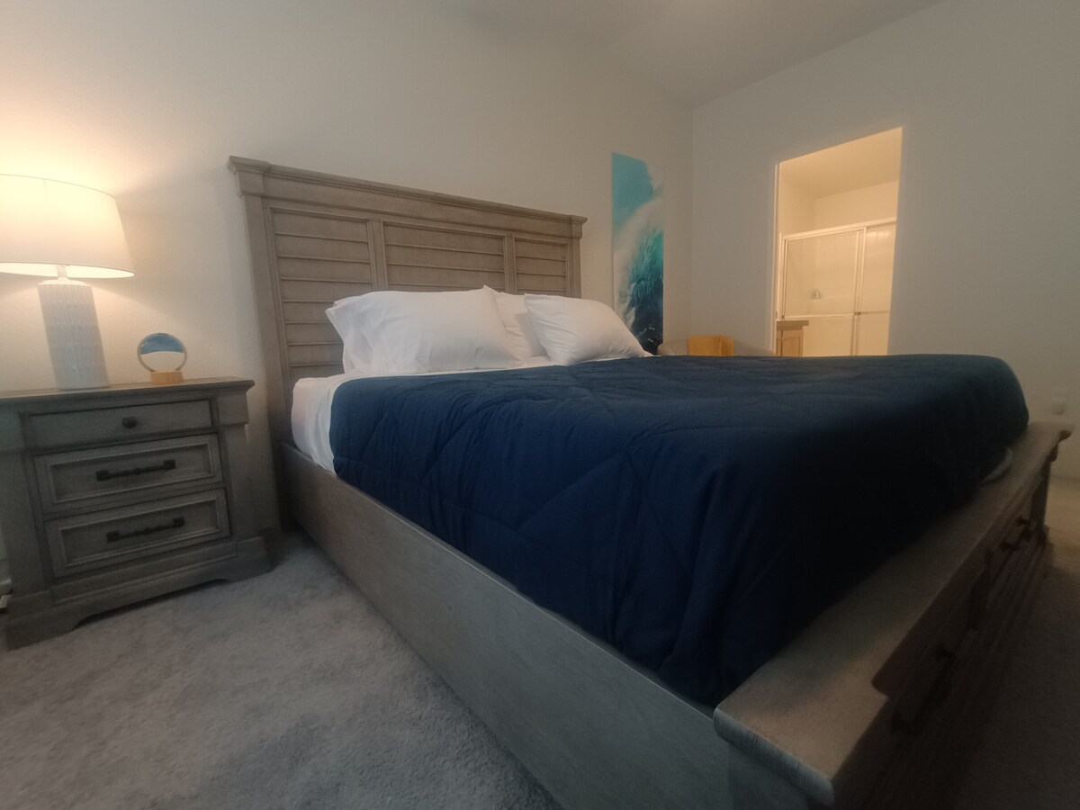 La suite principal incluye una cama tamaño king californiana, varias estaciones de carga, una cómoda grande con espejo, una silla de lectura y espacio para una cuna o una cuna.