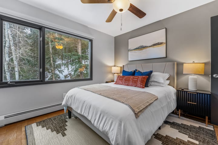 Cette chambre confortable invite à la détente avec son lit queen haut de gamme, ses draps moelleux et ses oreillers moelleux. La palette de couleurs chaudes et la lumière naturelle créent une atmosphère tranquille, ce qui en fait la retraite idéale pour se détendre et profiter d'une nuit de sommeil paisible.