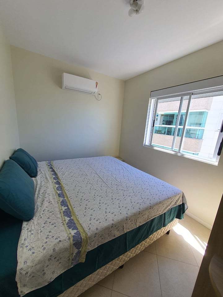 Habitación con posibilidad de dos configuraciones : 1 cama tamaño king o dos camas individuales grandes.