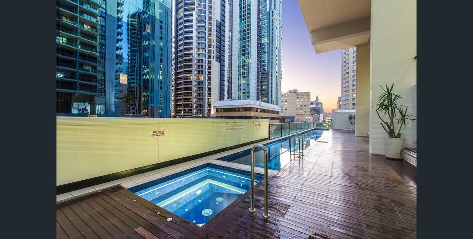 Lux 39th floor 3br 2bath, pool,spa,river view,wifi