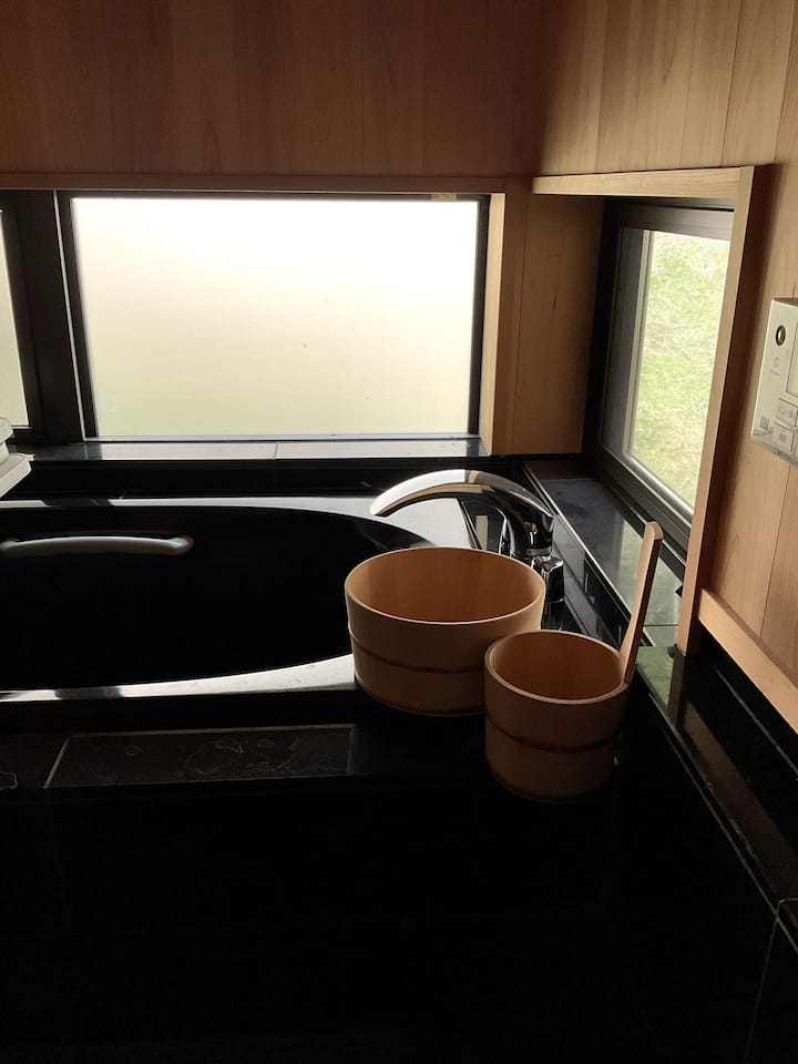 檜をぜいたくに使用した日本式のお風呂です。