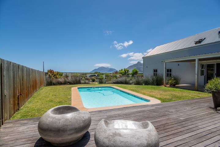 Stylish Family Home Perfect for Entertaining gallery image 2