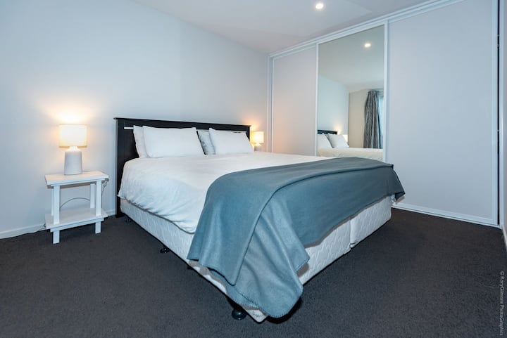 غرفة نوم واسعة بسرير بحجم كبير