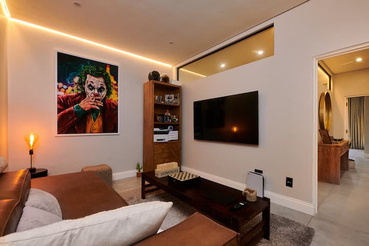 Samo privatni salon / radna soba/ ured / za opuštanje, s Bravijom od 65 inča (ne spavaća soba)