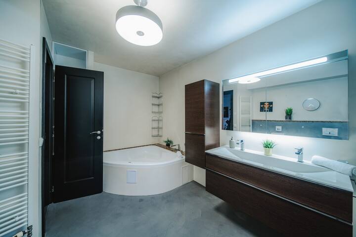 WagnerStays Lovely 3BD Rooftop jacuzzi&Sauna gallery image 5