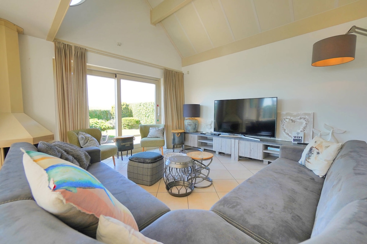 Popular Airbnb listing: Magnificent view of the Dunes with Jacuzzi in Wijk 07 Duinzoom