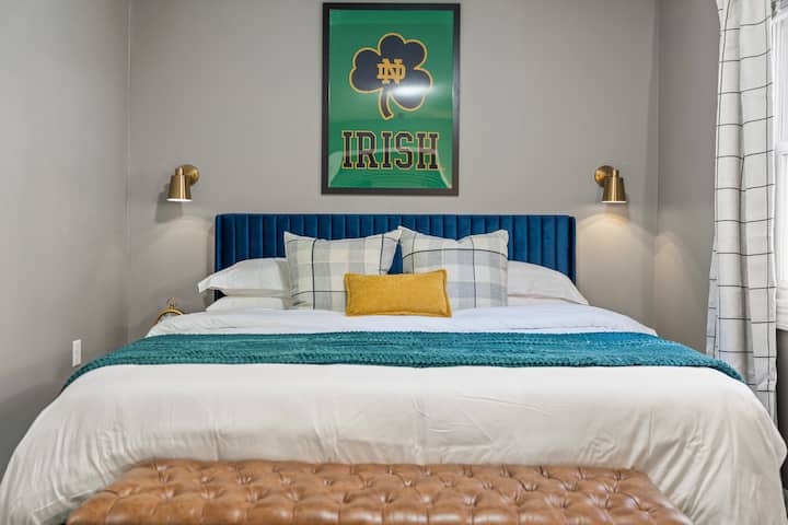 Experience collegiate charm in our UND-themed master’s bedroom, featuring decor inspired by the University of North Dakota and a plush king bed for a restful sleep.