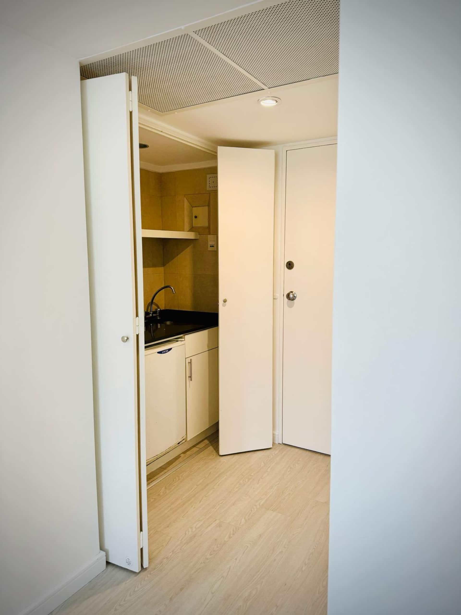 A bright apartment with a gym, 7 blocks from the Obelisk