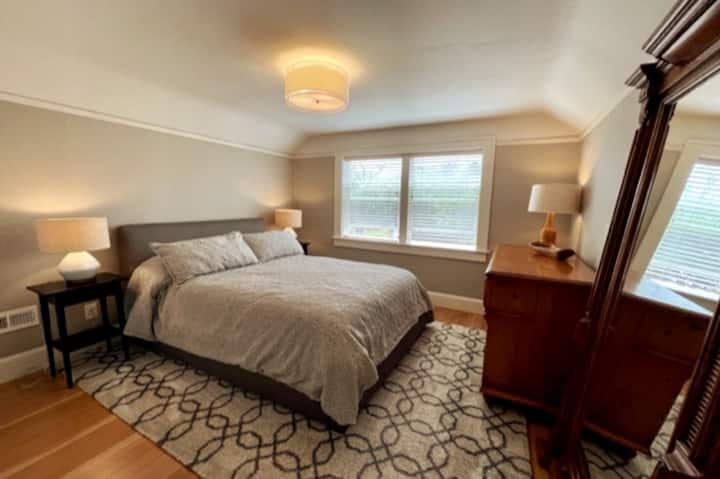 חדר שינה ראשי למעלה עם מיטת קווין סייז